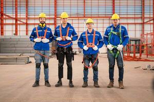 retrato do uma equipe do industrial trabalhadores em pé juntos dentro uma armazém foto