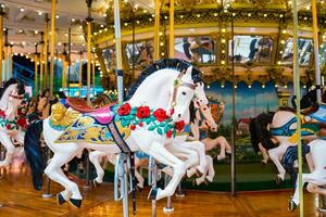 carrossel dentro diversão parque. cavalos em uma tradicional feira vintage carrossel. foto