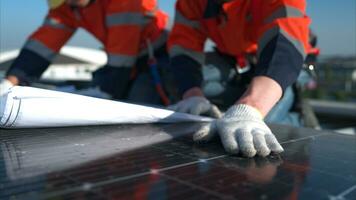 engenheiro e técnico trabalhando em a solar painel em a armazém cobertura para inspecionar a solar painéis este ter fui dentro Operação para alguns tempo. foto