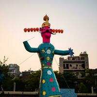 ravnans ser aceso durante Dussera festival às Ramleela terra dentro Délhi, Índia, grande estátua do Ravana para pegue fogo durante a justo do Dussera para comemoro a vitória do verdade de senhor rama foto