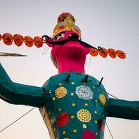 ravnans ser aceso durante Dussera festival às Ramleela terra dentro Délhi, Índia, grande estátua do Ravana para pegue fogo durante a justo do Dussera para comemoro a vitória do verdade de senhor rama foto