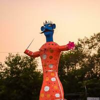 ravnans ser aceso durante Dussera festival às Ramleela terra dentro Délhi, Índia, grande estátua do Ravana para pegue fogo durante a justo do Dussera para comemoro a vitória do verdade de senhor rama foto