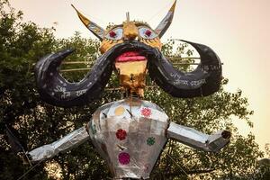 ravnans ser aceso durante Dussera festival às Ramleela terra dentro Délhi, Índia, grande estátua do Ravana para pegue fogo durante a justo do Dussera para comemoro a vitória do verdade de senhor rama foto