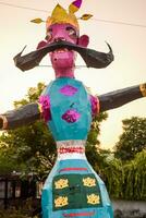 ravnans ser aceso durante Dussera festival às Ramleela terra dentro Délhi, Índia, grande estátua do Ravana para pegue fogo durante a justo do Dussera para comemoro a vitória do verdade de senhor rama foto