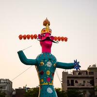 ravnans ser aceso durante Dussera festival às Ramleela terra dentro Délhi, Índia, grande estátua do Ravana para pegue fogo durante a justo do Dussera para comemoro a vitória do verdade de senhor rama foto