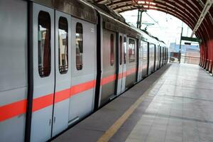 Novo Délhi Índia - Outubro 09 2023 - Délhi metro trem A chegar às jhandewalan metro estação dentro Novo Délhi, Índia, Ásia, público metro partindo a partir de jhandewalan estação foto