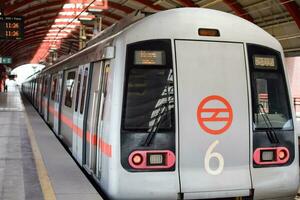 Novo Délhi Índia - Outubro 09 2023 - Délhi metro trem A chegar às jhandewalan metro estação dentro Novo Délhi, Índia, Ásia, público metro partindo a partir de jhandewalan estação foto