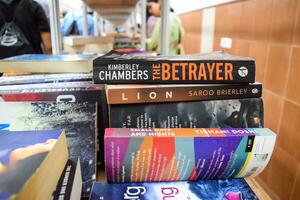 Novo Délhi, Índia, setembro 09 2023 - variedade do livros em estante dentro uma barraca de livros às Délhi internacional livro justo, seleção do livros em exibição dentro anual livro justo. foto