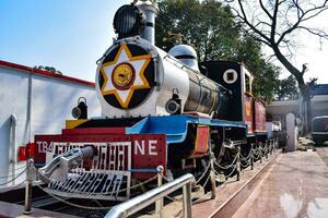 Kathgodam, uttarakhand, Índia, setembro 25 2023 - indiano trem diesel locomotiva motor às Kathgodam estrada de ferro estação durante a dia tempo, Kathgodam shatabdi trem diesel locomotiva motor foto