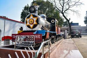 Kathgodam, uttarakhand, Índia, setembro 25 2023 - indiano trem diesel locomotiva motor às Kathgodam estrada de ferro estação durante a dia tempo, Kathgodam shatabdi trem diesel locomotiva motor foto