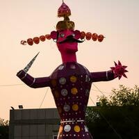 ravnans ser aceso durante Dussera festival às Ramleela terra dentro Délhi, Índia, grande estátua do Ravana para pegue fogo durante a justo do Dussera para comemoro a vitória do verdade de senhor rama foto