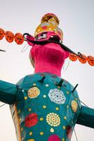 ravnans ser aceso durante Dussera festival às Ramleela terra dentro Délhi, Índia, grande estátua do Ravana para pegue fogo durante a justo do Dussera para comemoro a vitória do verdade de senhor rama foto