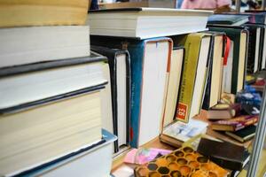 Novo Délhi, Índia, setembro 09 2023 - variedade do livros em estante dentro uma barraca de livros às Délhi internacional livro justo, seleção do livros em exibição dentro anual livro justo. foto