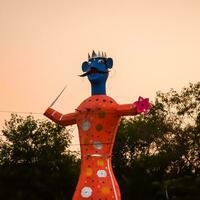 ravnans ser aceso durante Dussera festival às Ramleela terra dentro Délhi, Índia, grande estátua do Ravana para pegue fogo durante a justo do Dussera para comemoro a vitória do verdade de senhor rama foto