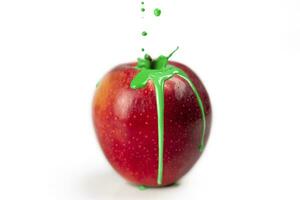 vermelho maçã com verde pintura respingo em topo isolado foto