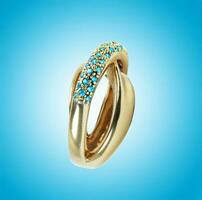 dourado anel dentro azul foto