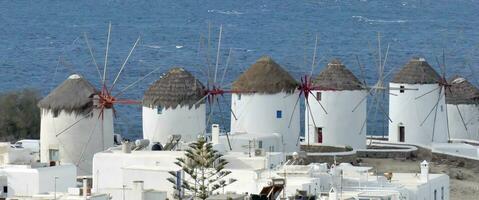 moinhos de vento em a ilha do Míconos, Grécia foto