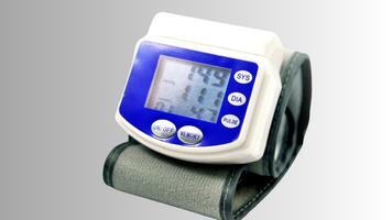 isolado sangue pressão metro em branco fundo, cuidados de saúde monitoramento equipamento foto