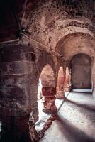 colunas do antigo fortificado defesa torre foto. histórico Centro do velho medieval cidade, Catalunha foto