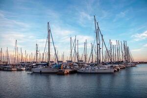 iates dentro a porta, barco a vela Porto dentro a tarde foto. lindo ancorado vela iates dentro a mar porta, Catalunha foto