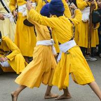 Délhi, Índia, Outubro 2, 2023 - sikhs exibição gatka e marcial artes durante anual nagar kirtan, tradicional, procissão em conta do aniversário do guru Nanak dev sim, nagar kirtan dentro leste Délhi área foto