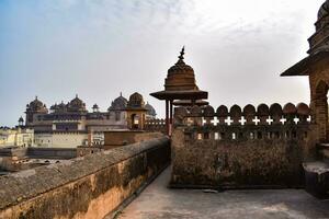 lindo Visão do Orquídea Palácio forte, rajá mahal e chaturbhuj têmpora a partir de jahangir Mahal, orcha, madhya Pradesh, jahangir mahal Orquídea forte dentro orcha, madhya Pradesh, indiano arqueológico sites foto