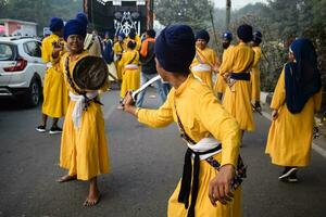 Délhi, Índia, Outubro 2, 2023 - sikhs exibição gatka e marcial artes durante anual nagar kirtan, tradicional, procissão em conta do aniversário do guru Nanak dev sim, nagar kirtan dentro leste Délhi área foto