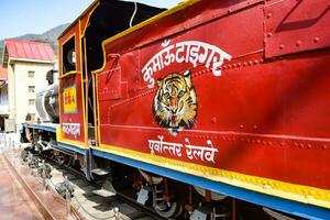 Kathgodam, uttarakhand, Índia, setembro 25 2023 - indiano trem diesel locomotiva motor às Kathgodam estrada de ferro estação durante a dia tempo, Kathgodam shatabdi trem diesel locomotiva motor foto