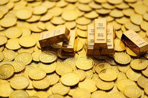 financeiro, ouro bares com pilha do moedas dinheiro em amarelo fundo, o negócio investimento e salvando dinheiro para preparar dentro futuro conceito foto