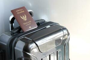 Tailândia Passaporte em bagagem para viagem do feriado foto