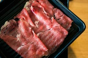 carne cru fatia em Preto bandeja para quente Panela ou Sukiyaki foto