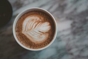 mocha dentro uma Preto papel copo. manhã delicioso Leve embora café. foto