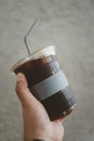 gelado Preto café americano dentro levar longe copo foto