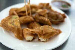 profundo frito wontons ou bolinho de massa foto