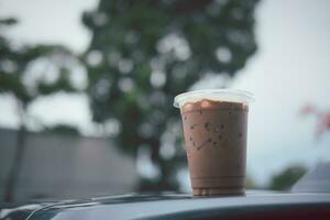 gelado mocha café. espresso café misturado chocolate dentro uma plástico levar longe copo foto