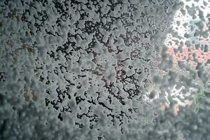 Sabonete espuma em a vidro. Visão a partir de dentro carro, automático carro lavar. fundo imagem e textura. foto