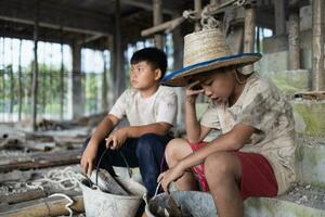 conceito do criança trabalho, pobre crianças ser vítimas do construção trabalho, humano tráfico, criança Abuso. foto