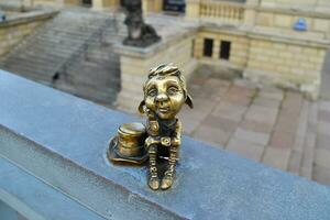 Kaliningrado, Rússia, bronze estatueta do homlin Papai leão, cidade Brownie, local ponto de referência foto