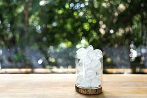 cônico vidro com mini volta gelo cubos foto