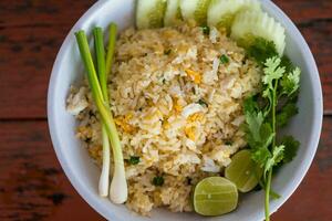 frito arroz com caranguejo servido lado prato vegetal foto