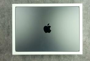 Bangkok, Tailândia - dezembro 29, 2023 Novo maçã macbook pró m3 máximo, espaço Preto cor dentro caixa foto