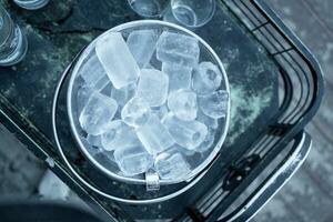 de várias gelo cubos dentro a gelo balde foto