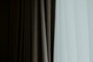 quarto janela com branco e cinzento cortinas foto