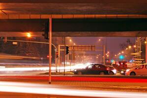 errante carro com borrão luz através cidade às noite foto