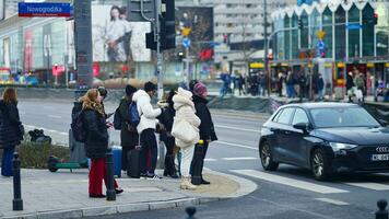 Varsóvia, Polônia. 29 dezembro 2023. multidão do pessoas cruzando rua em tráfego luz zebra dentro a cidade às pressa hora. estilo de vida dentro uma grande cidade dentro Europa. foto