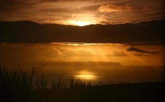 Deus luz através das nuvens foto