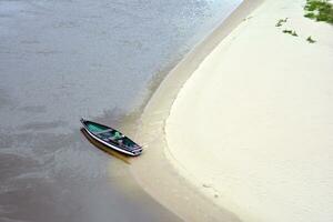 barco em uma arenoso de praia foto