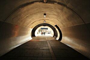 túnel conduzindo a partir de a trem estação. foto