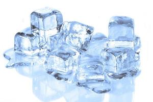 cubos de gelo frios derretendo em uma superfície reflexiva foto