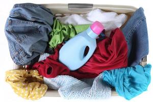 vista superior do cesto de roupa suja cheio de roupas sujas foto